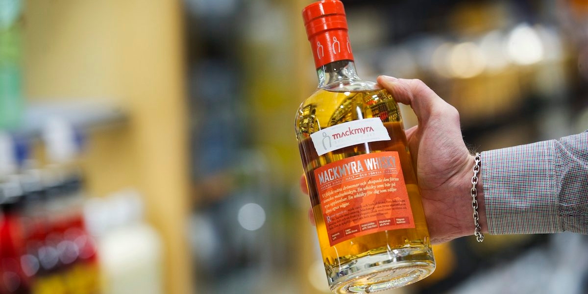 En flaska Mackmyra whiskey. Konkursen har gjort att intresset för Mackmyra har varit extremt stort på Systembolaget, flaskorna ses nu som rariteter. (Foto: Fredrik Sandberg/Scanpix)