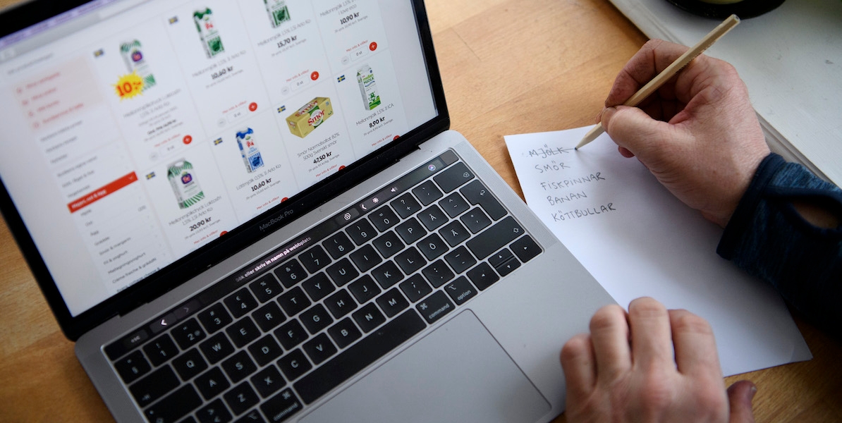 En person köper mat på nätet. En ny granskning från Konsumentverket visar att många e-handelsföretag fortfarande fuskar med reapriser