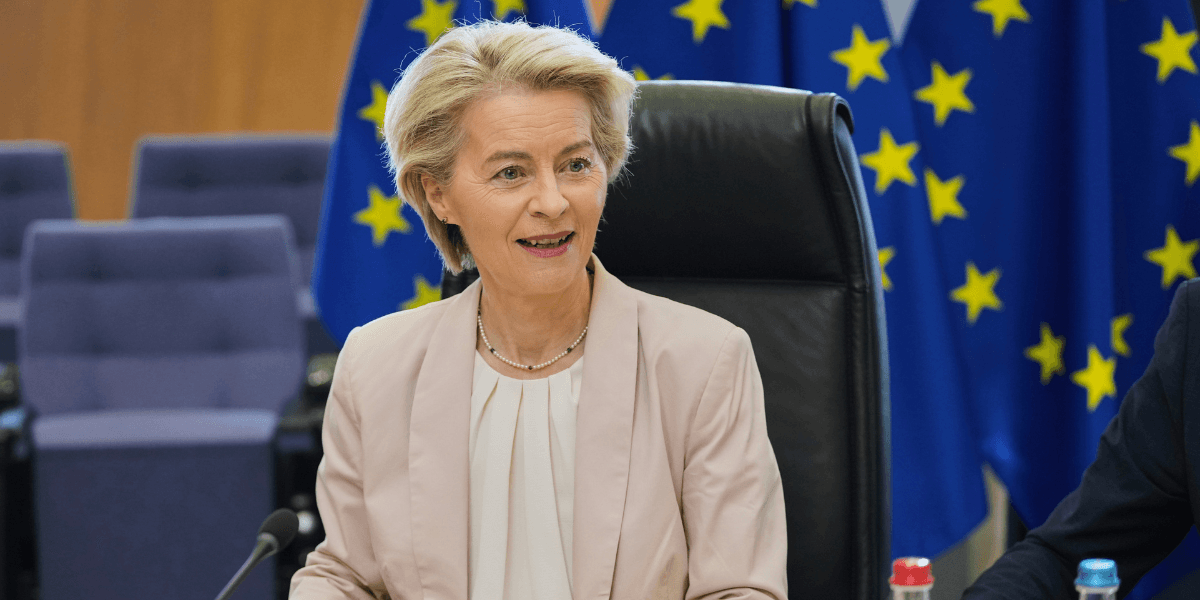 Europeiska kommissionens ordförande Ursula von der Leyen leder ett möte med fordonsindustrins ledare på EU:s högkvarter i Bryssel. (Foto: Virginia Mayo/AP/TT)