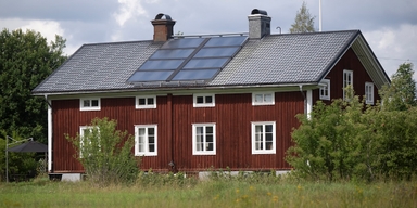 Energieffektiva lösningar som bergvärme och solceller gör huset mer attraktivt för köpare.
