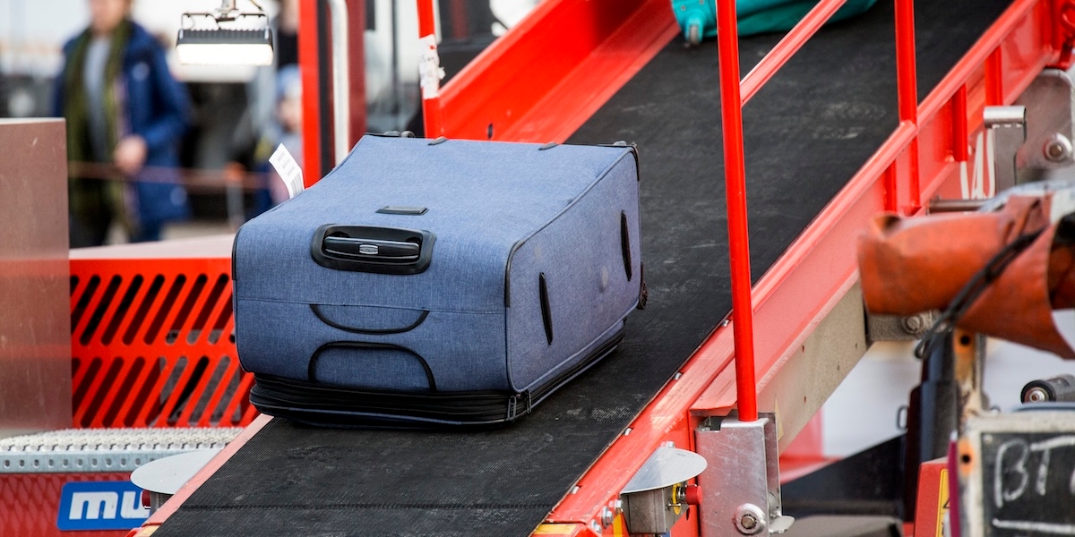 Flygplatspersonal på Teneriffa satte i system att tömma resenärernas väskor. Bilden är tagen i ett annat sammanhang.