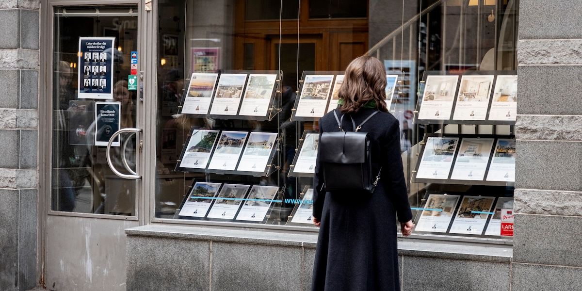 Bostadsannonser på ett mäklarkontor. Enligt SBAB:s chefsekonom hade priserna på bostäder en mer positiv utveckling än normalt i september.