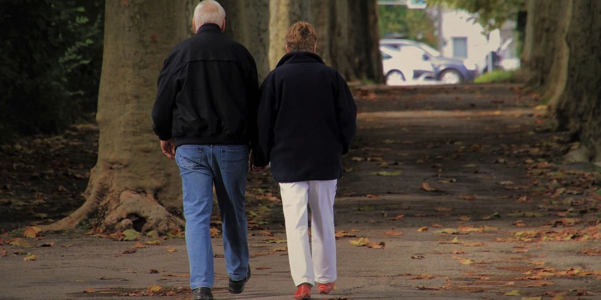Ett par promenerar. Det är mer fördelaktigt för ditt hjärta att gå 10–15 minuter i ett sträck än att gå mindre än fem minuter i sträck flera gånger.