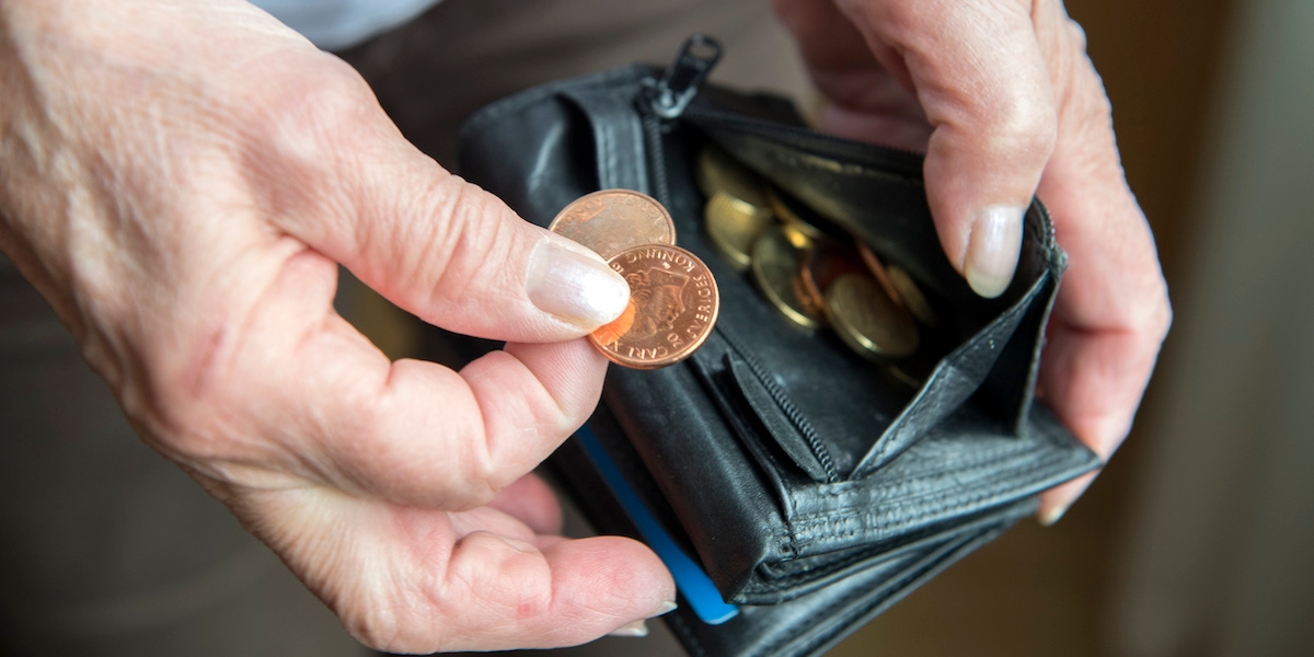 Pensionär med plånbok och mynt. Inkomstpensionstillägg är ett tillägg till den allmänna pensionen som ska hjälpa pensionärer med låg pension, men de som har allt för låg pension kan inte få det