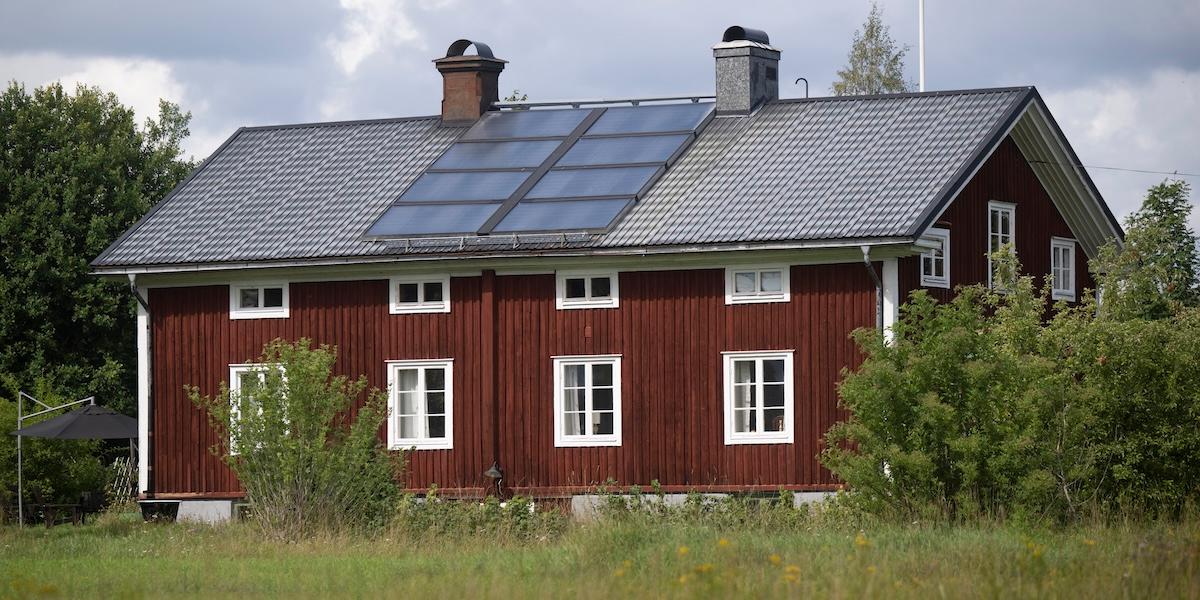 Energieffektiva lösningar som bergvärme och solceller gör huset mer attraktivt för köpare.