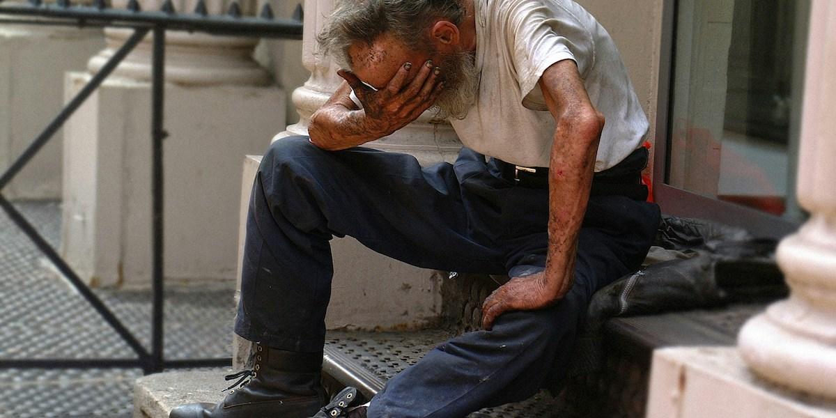 En man som mår dåligt sitter på en trappa. I USA har forskare räknat ut hur mycket psykisk ohälsa kostar samhället och de har inte bara räknat med inkomstförlust och kostnader för behandling