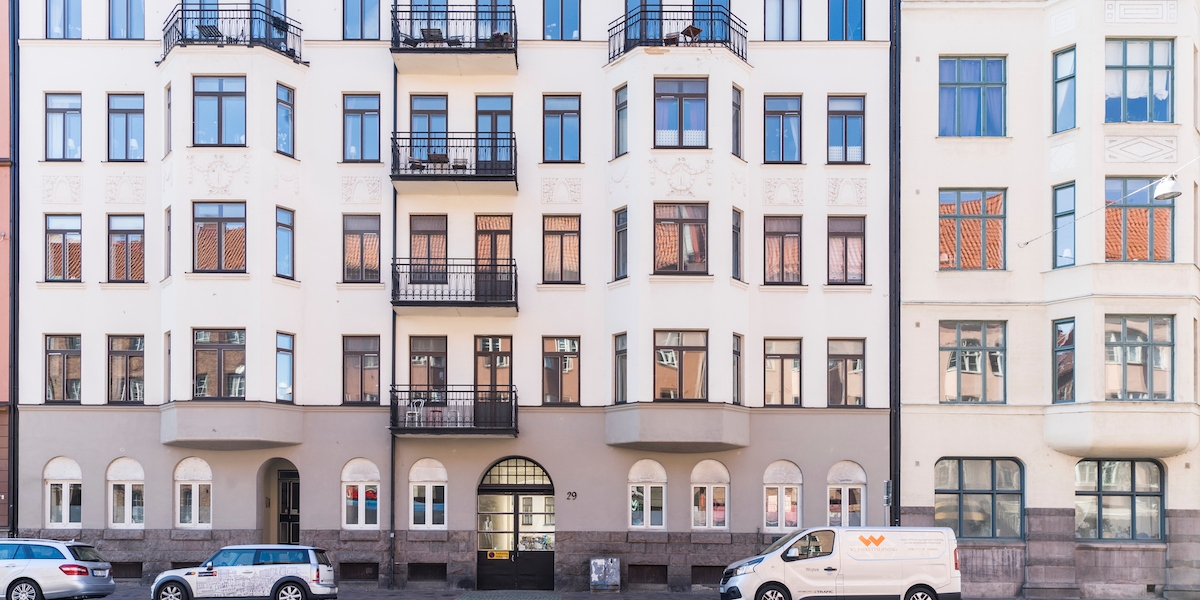 En fastighet. Fastighetsbyråns senaste Mäklarpanel visar på en fortsatt svag återhämtning på bostadsmarknaden