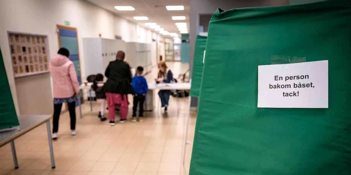 Röstning i en vallokal. Forskare har hittat ett tydligt samband mellan att inte rösta i nationella och lokala val och den framtida risken att dö